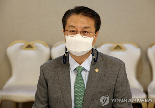 방기선 기획재정부 1차관이 지난달 26일 정부서울청사에서 열린 제2차 경제관계차관회의를 주재하고 있다.<연합뉴스>